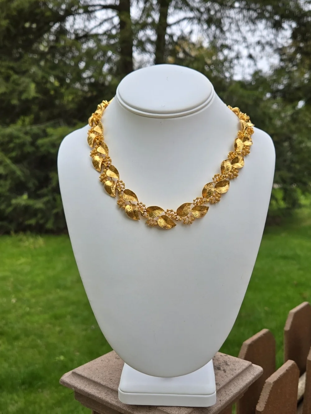 Napier Vintage Gold plated Elegant Gold Leaf Link Necklace - Picture 12 of 16